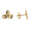 Aros Enchapados en Oro Diseño Flor Tres Petalos Texturados con Circón